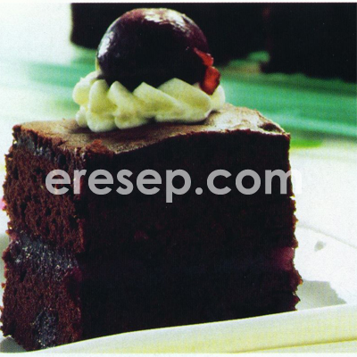 Cake Cokelat Ceri Hitam